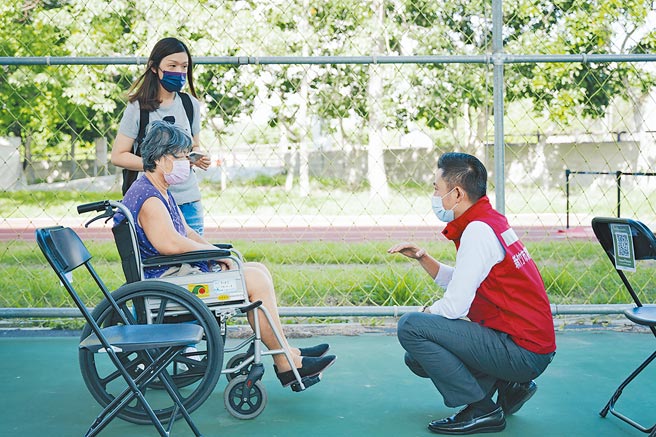 新竹市累计已有3万9377人接种，全市18岁以上人口疫苗覆盖率达11％。（新竹市府提供／邱立雅竹市传真）