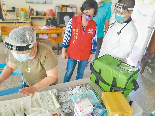 彰化县2日开始为75岁至84岁长者接种疫苗，全县264个接种站同步开放，包括26家医院、151家诊所、27家卫生所及6处快打站、54个社区据点接种站，预计1周内办理514场次的接种。（县府提供／吴建辉彰化传真）