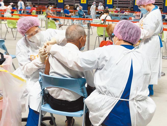 屏东县莫德纳疫苗施打状况踊跃，中央再拨配3万1500剂，规画6日起依年龄层施打。（屏县府提供／林和生屏东传真）