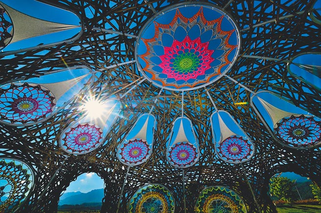 设置在鹿野乡公所旁的大地艺术「穹顶之上有花」，灵感来自欧洲教堂的玫瑰花窗。（庄哲权摄）