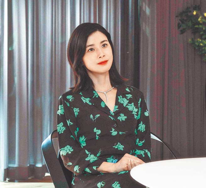 《我的上流世界》中李甫英展開反擊與復仇，服裝風格變得多彩，佩戴的珠寶也有了霸氣，佩戴寶格麗Serpenti蛇形鑽石項鍊。（Netflix提供）