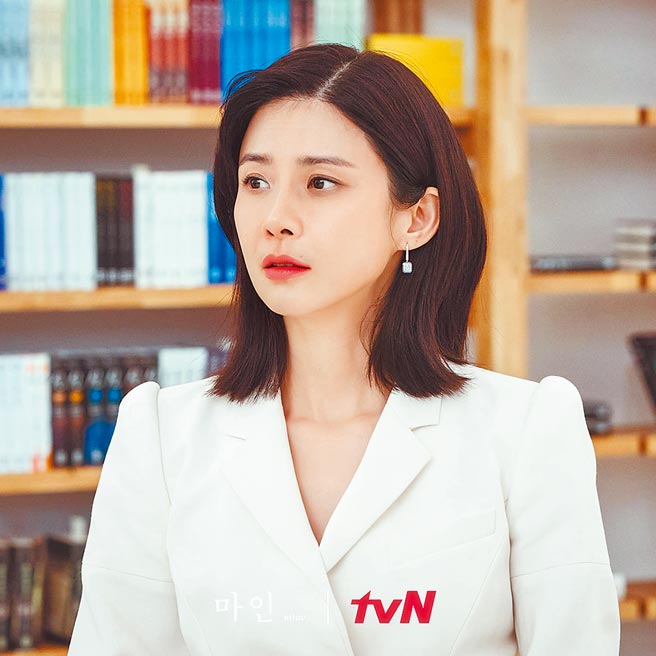 《我的上流世界》前期李甫英造型風格溫柔優雅，佩戴寶詩龍Boucheron鑽石耳環。（摘自網路）