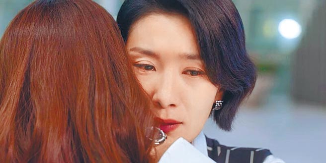 金瑞亨（右）在戲中扮演事業女強人，佩戴HUBLOT鑽表。（摘自網路）