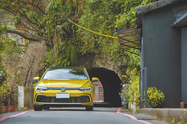 第八代VW Golf风阻系数由上一代的0.3降低至0.275，外型更具运动感，图为试驾车280 eTSI R-Line，售价122.8万元。（陈大任摄）