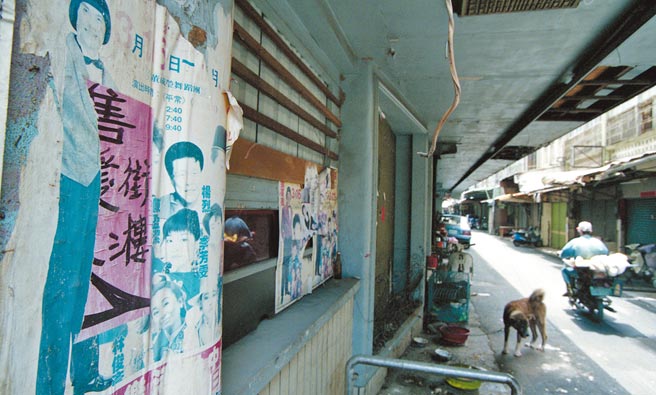 蓝宝石歌厅周边。（本报资料照片）