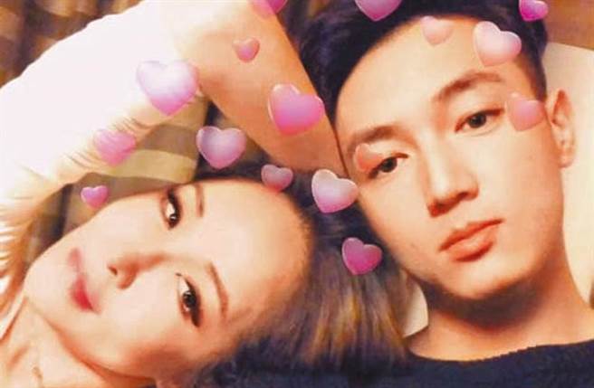 蕭亞軒疑似跟交往近4年的小16歲男友黃皓分手。（圖／蕭亞軒微博）