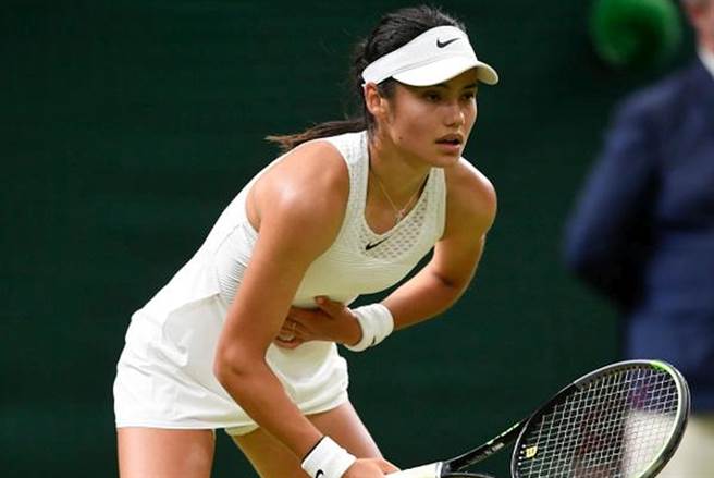 英国18岁小将拉杜卡努(Emma Raducanu​)因呼吸不顺而影响表现。（路透）