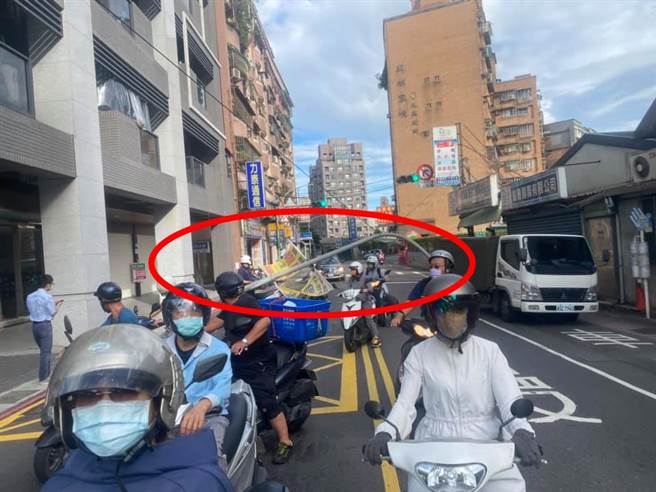 中央气象局6日上午发布陆上强风特报，新北市汐止区康寧街靠近内湖一处路灯疑似因强风而倒塌，长型的路灯当场占据2个车道。(翻摄自脸书「汐止集团」)