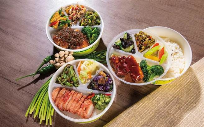 凯达大饭店推出元气餐盒，有无锡排骨、台式红槽肉与梅林鸡腿排等3种口味，每份120元。（图／凯达大饭店提供）