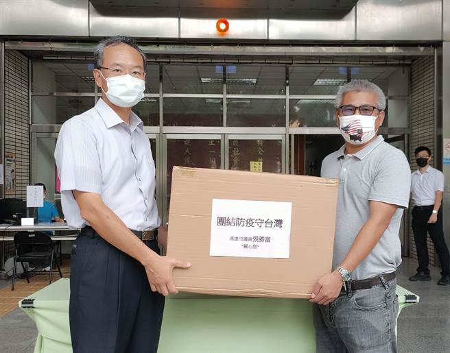 高雄市楠梓警分局长陈文耀（左）感谢高雄市议员张胜富（右）的付出。（警方提供／林瑞益高雄传真）