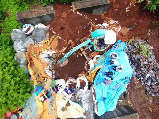 环保署近年发现环保犯罪集团作案模式从仓库弃置废弃物转变成回填掩埋随机弃置。（环保署提供／林良齐台北传真）