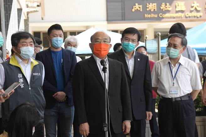 行政院长苏贞昌今日上午视察计程车司机疫苗施打情况。（行政院提供）