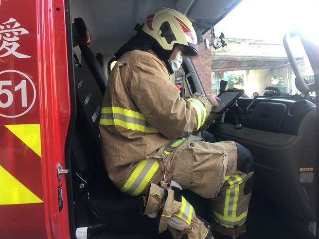 基隆市消防人员出勤时能藉由救灾管制平板，在车上预先掌握特殊路段与现场状况，争取更多黄金救灾时间。（基隆市消防局提供／陈彩玲基隆传真）