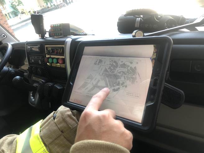 基隆市消防人员出勤时能藉由救灾管制平板，在车上预先掌握特殊路段与现场状况，争取更多黄金救灾时间。（基隆市消防局提供／陈彩玲基隆传真）