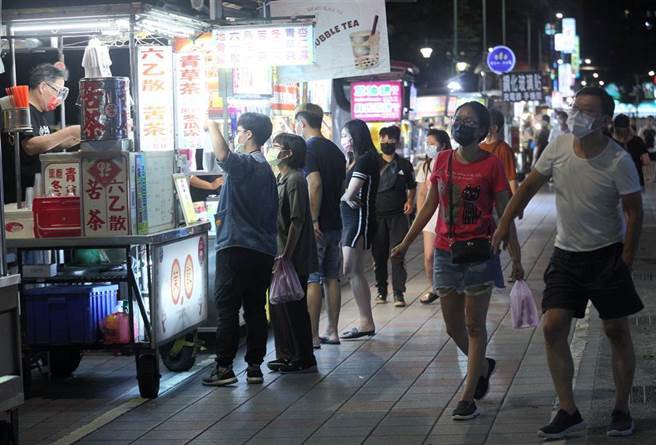 专家认为夜市微解封，老人、小孩、孕妇和慢性病者最好先不要去。图为寧夏夜市微解封，现场出现人潮的画面。（本报系资料照）