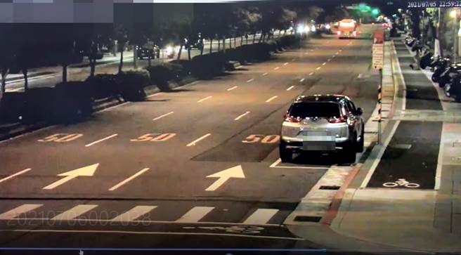 北市文山区一名机车骑士超速撞飞横越马路的妇人，酿死亡悲剧。(图/翻摄自影片)
