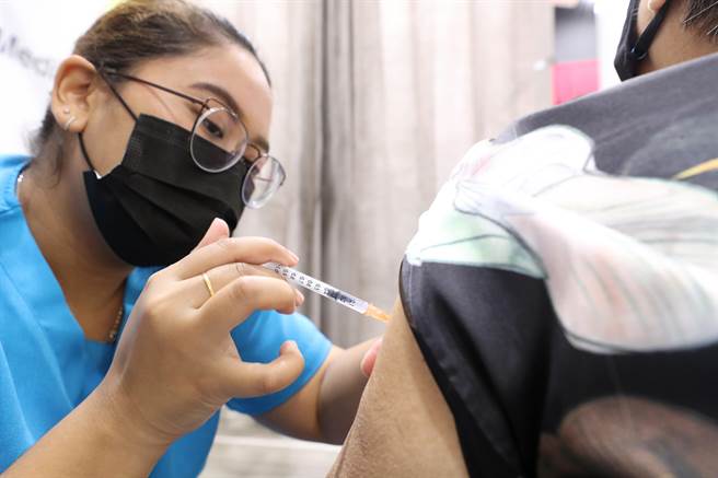 新加坡一名16歲青少年接種一劑輝瑞疫苗後第6天在健身房舉重，不久後在家昏倒。(圖/中央社)