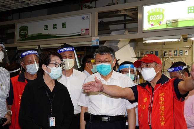 台北市长柯文哲6日前往环南市场视察復市情况。（台北市政府提供／张立勋台北传真）