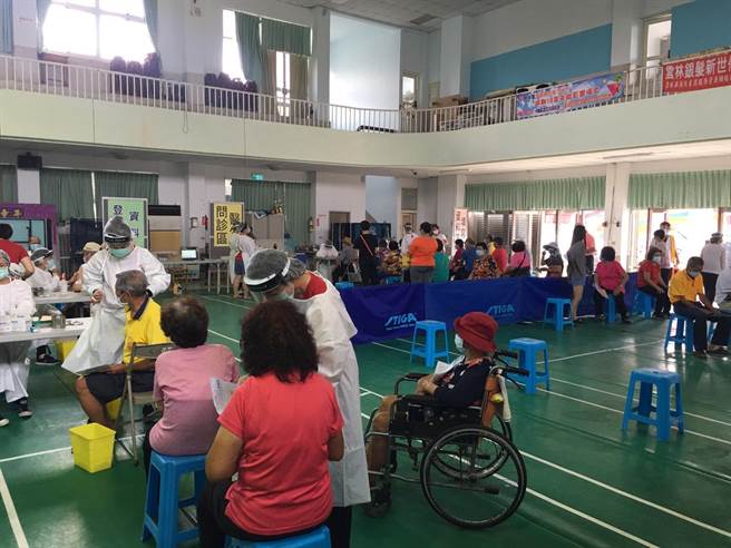 衛生局表示衛福部疾病管制署對本縣疫苗接種工作相當肯定，電話告知會盡量滿足疫苗需求，圖為大埤鄉快打站接種情形。（周麗蘭攝）