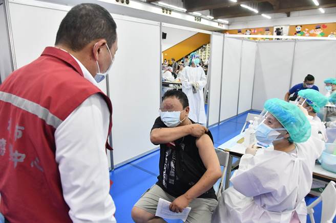 新北市长侯友宜今（6日）上午前往接种站关心驾驶朋友疫苗施打情形。（新闻局提供）