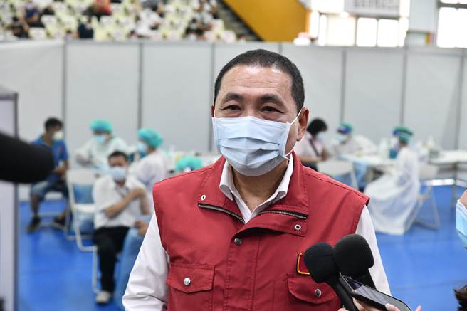 新北市长侯友宜今（6日）上午前往接种站关心驾驶朋友疫苗施打情形。（新闻局提供）