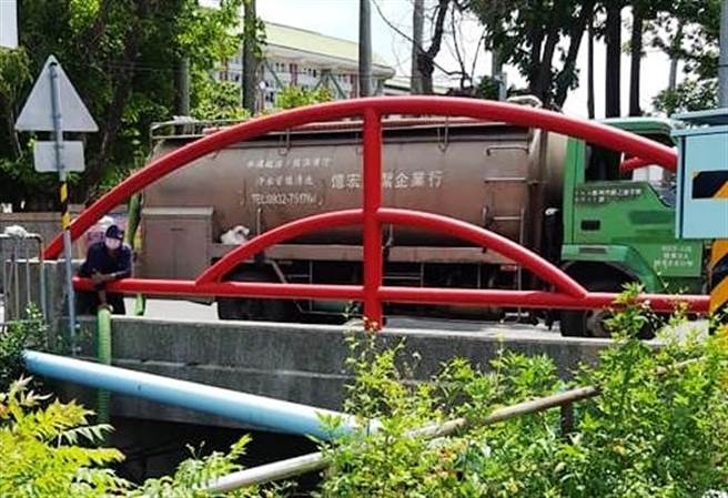 呂姓網友拍下1輛水肥車，將車子停在橋上，一名男子拉著管線將水肥直接倒入排水溝內。（取自「水上人家 幸福家人」臉書社團∕呂妍庭嘉義傳真）