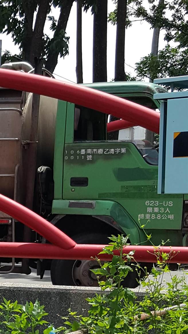 呂姓網友拍下1輛水肥車，將車子停在橋上，一名男子拉著管線將水肥直接倒入排水溝內。（取自「水上人家 幸福家人」臉書社團∕呂妍庭嘉義傳真）