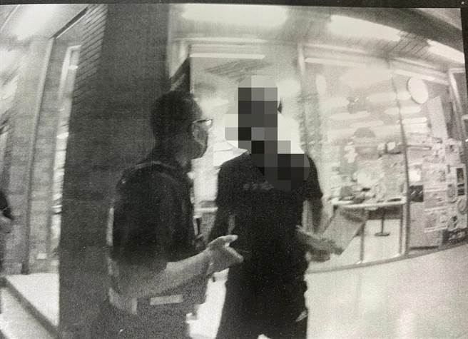 彰化男不服取缔作势殴警影片曝光，下场惨遭罚1万2000元。(吴建辉翻摄)