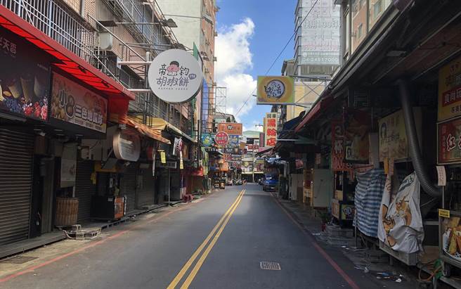 逢甲夜市疫情前人潮摩肩接踵，疫情期间门可罗雀！(陈世宗摄)