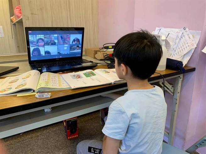 花莲县政府照顾原住民孩童，规画课后扶植班，疫情期间，改採线上视讯课程，让原乡学童学习不间断。（花莲县政府原民处提供／罗亦晽花莲传真）