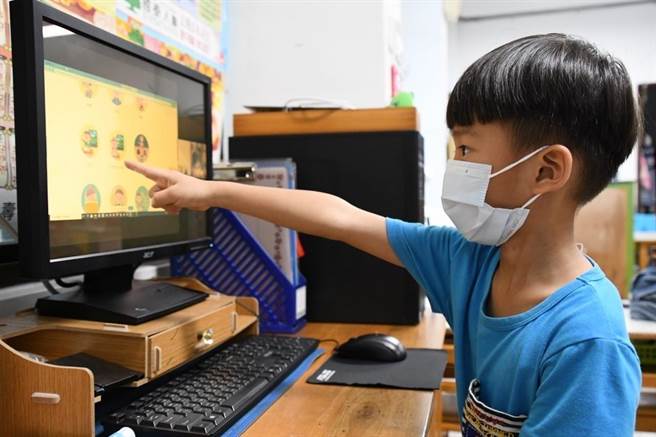 吉安乡立幼儿园疫情期间，将推动母语融合课程的客语教室改为线上视讯教学，家人也能藉陪同学习时，练习开口说客语。（吉安乡公所提供／罗亦晽花莲传真）