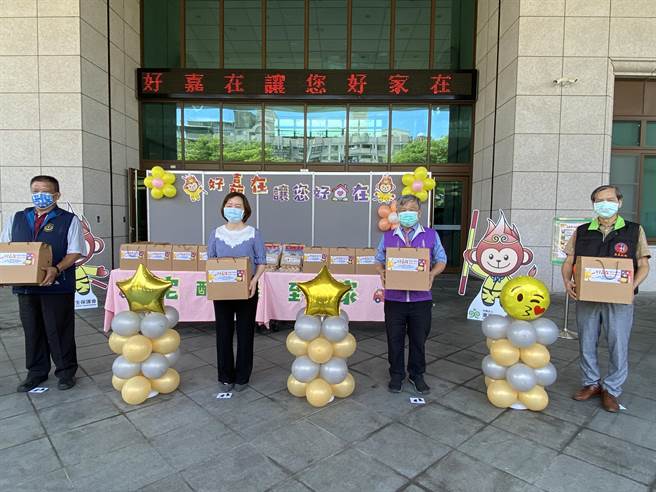 嘉义地检署检察长张晓雯（左二）号召三分会认购「关怀箱」，挺司法弱势家庭。（廖素慧摄）