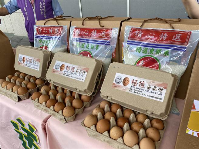 嘉义地检署检帮助司法弱势自营商产制白米及鸡蛋组合的「好嘉在关怀箱」。（廖素慧摄）