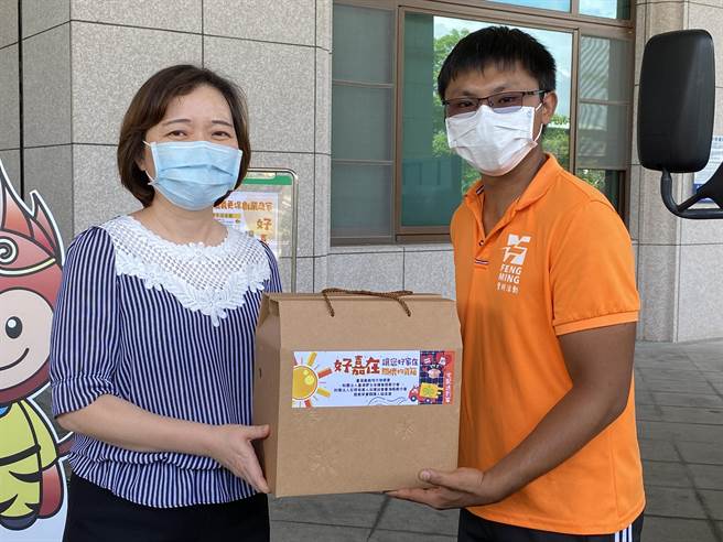 嘉义地检署检察长张晓雯鼓励刘姓「配宅小哥」挺过疫情。（廖素慧摄）