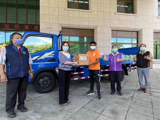 嘉义地检署推出「好嘉在关怀箱」委由刘姓「配宅小哥」运送。（廖素慧摄）