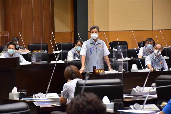 苗栗县议会6日由消防局进行工作报告，局长徐新渊率队出席答询。（谢明俊摄）