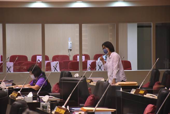 县议员张淑芬关心苗栗县第1线消防人员出勤是否有领防疫津贴。（谢明俊摄）