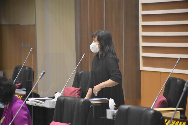 县议员郑碧玉为义消及救难协会成员请命优先施打疫苗。（谢明俊摄）