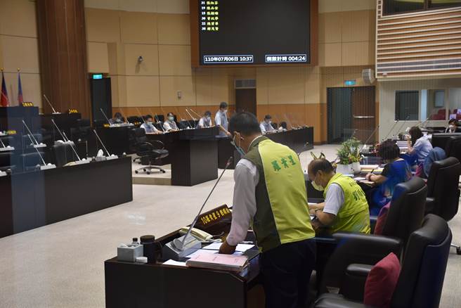 县议员罗贵星质询消防局对防疫旅馆安全检查状况。（谢明俊摄）