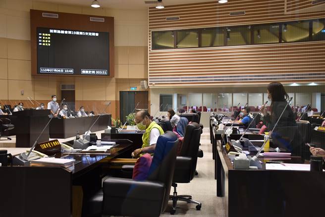 县议员陈品安质询消防局对第1线消防人员勤后心理谘商管道健不健全。（谢明俊摄）