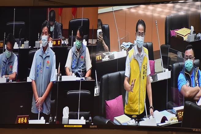 县议员张顾砾希望消防局赶快争取替消防人员施打第2剂疫苗。（谢明俊摄）