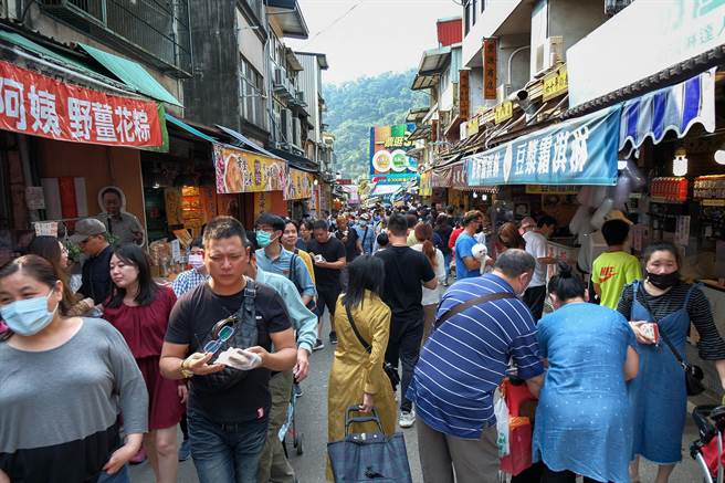 内湾老街以往假日人潮如织。（罗浚滨摄）