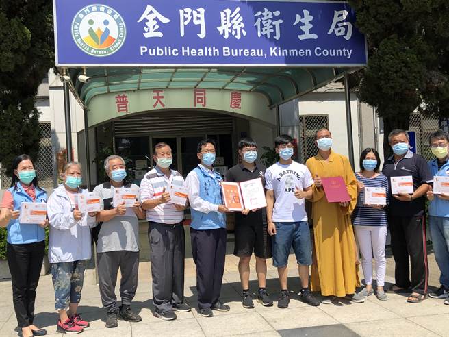 金门海印寺住持释性海师父与约翰手机维修店长李冠颖、李柏颖兄弟今天下午捐赠1万支1cc针筒给县卫生局。（李金生摄）