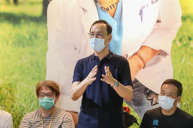 国民党前主席朱立伦出席到兽医公会捐赠防疫物资。（朱立伦提供）