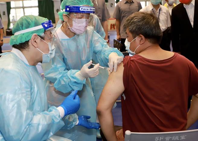 北部地区计程车、货运司机及平台外送员已开始施打疫苗。（交通部提供／陈佑诚传真）