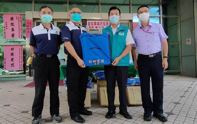 松田建设公司董事长陈明松今6日特地捐赠凉感背心150件、冷冻块420块给嘉义县消防局。（嘉义县消防局提供∕吕妍庭嘉义传真）