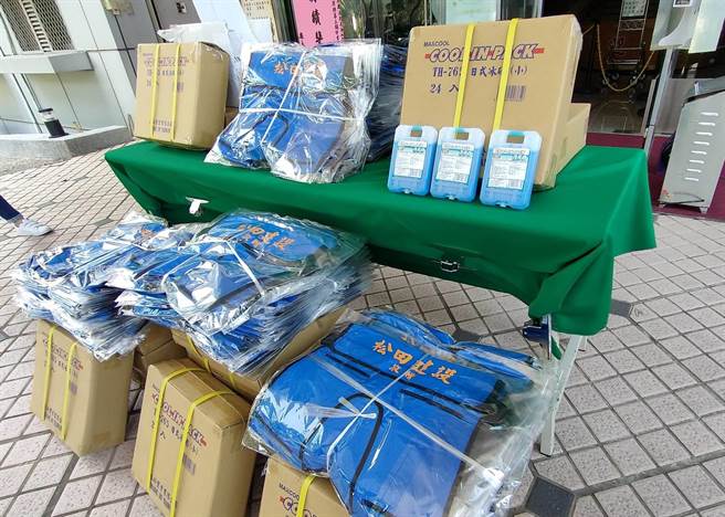 松田建设公司董事长陈明松今6日特地捐赠凉感背心150件、冷冻块420块给嘉义县消防局。（嘉义县消防局提供∕吕妍庭嘉义传真）