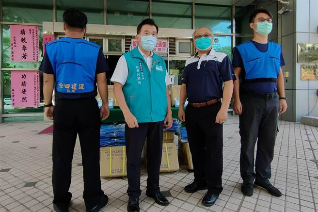 松田建设公司董事长陈明松今6日特地捐赠凉感背心150件、冷冻块420块给嘉义县消防局。（嘉义县消防局提供∕吕妍庭嘉义传真）