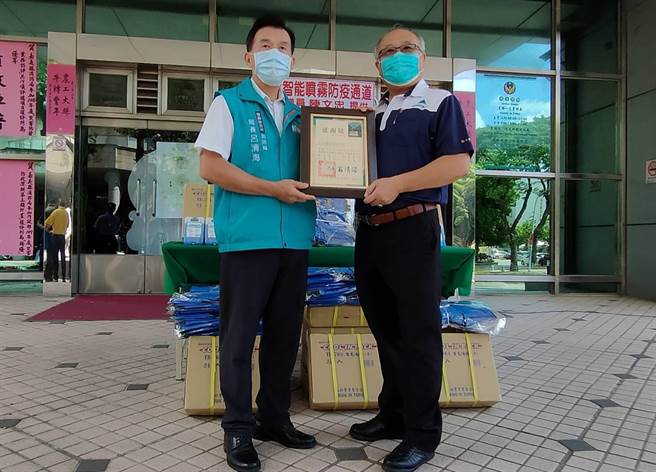 松田建设公司董事长陈明松今6日特地捐赠凉感背心150件、冷冻块420块给嘉义县消防局。（嘉义县消防局提供∕吕妍庭嘉义传真）