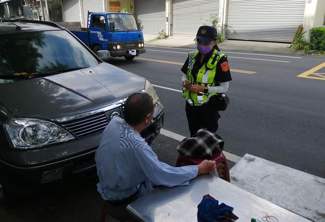 雾峰分局仁化派出所员警，发现眼前这位老人家与脸书社团「大里人聊天室」贴文协寻老人，特徵吻合。（雾峰分局提供／黄国峰台中传真）